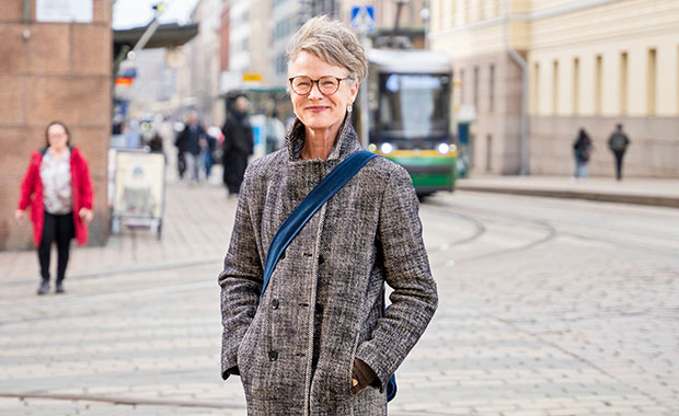 Marja Liettilä Helsingin Aleksanterinkadulla, taustalla raitiovaunu.