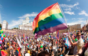 Pride-kulkueeseen osallistujia Helsingin Senaatintorilla.