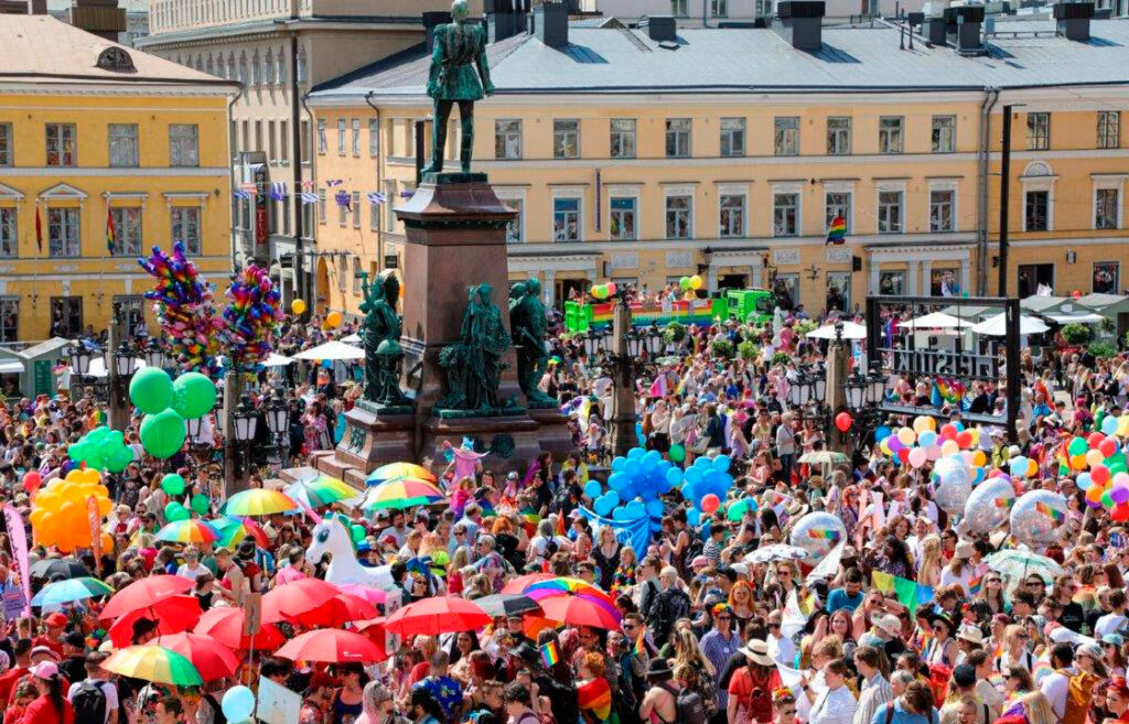 Pride-kulkue Helsingin Senaatintorilla.